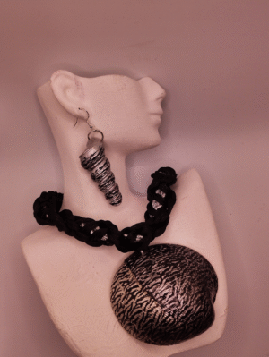 Glitzy style necklace